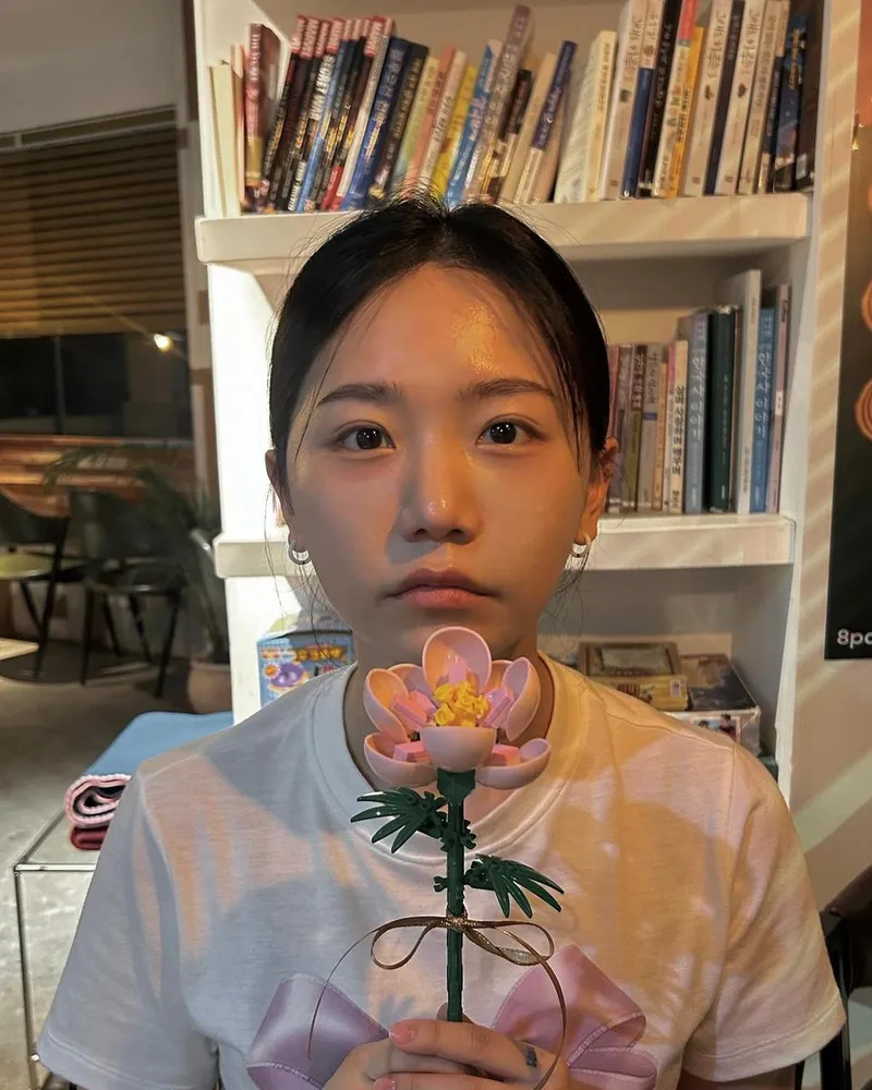 “새로 피어난 마음처럼”…송하예, 고요한 시선→핑크빛 감성 한가득 / 가수 송하예 인스타그램