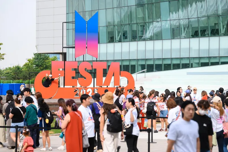 “전 세계가 물든 보라빛”…방탄소년단(BTS), ‘BTS FESTA’ 현장→팬들 몰렸다