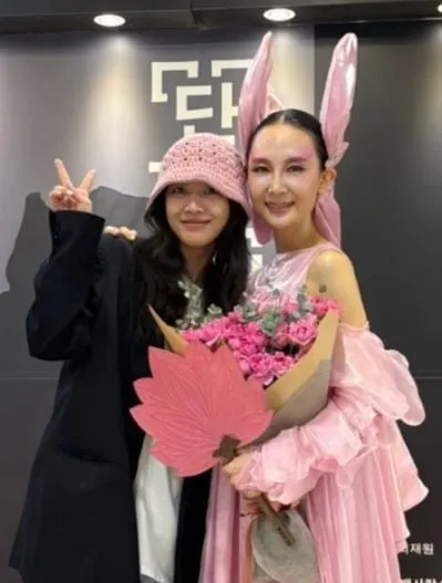 “깜짝 선물 같은 순간”…채시라·조보아, 우정 속 환한 미소→SNS 감동 물결