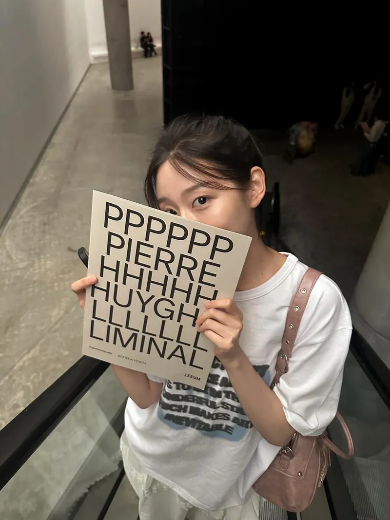 “피에르 위그에 머물다”…정예인, 전시 속 여름→사유의 미소 / 걸그룹 러블리즈 정예인 인스타그램