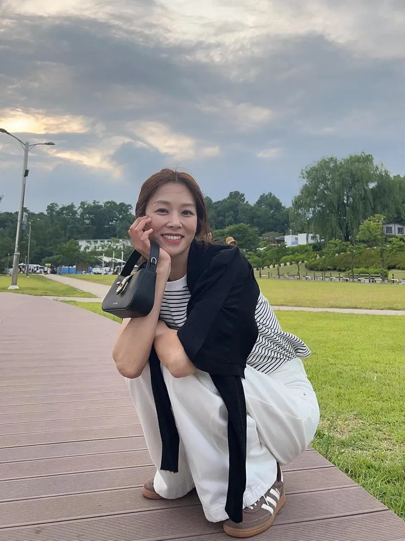 “잔잔한 구름 아래의 여유”…장신영, 산책길 미소→평온의 정점 / 배우 장신영 인스타그램