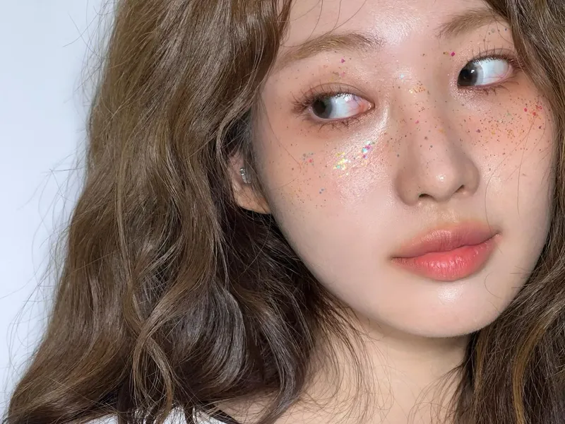 “햇살에 물든 듯한 시선”…시현, 몽환적 여름→반짝임 속 고요한 표정 / 걸그룹 에버글로우 시현 인스타그램