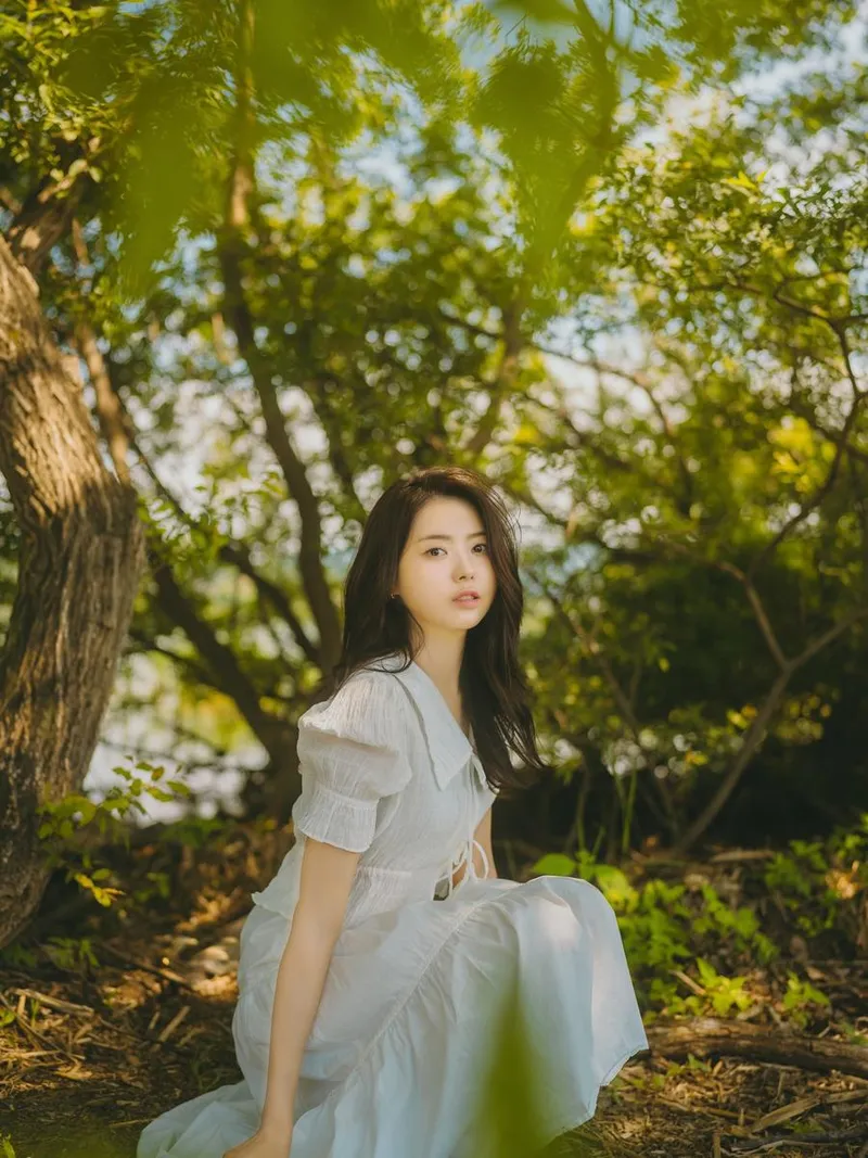 “그늘 아래 숨은 설렘”…임나영, 한여름 숲속→청초한 감성 폭발 / 걸그룹 아이오아이 임나영 인스타그램