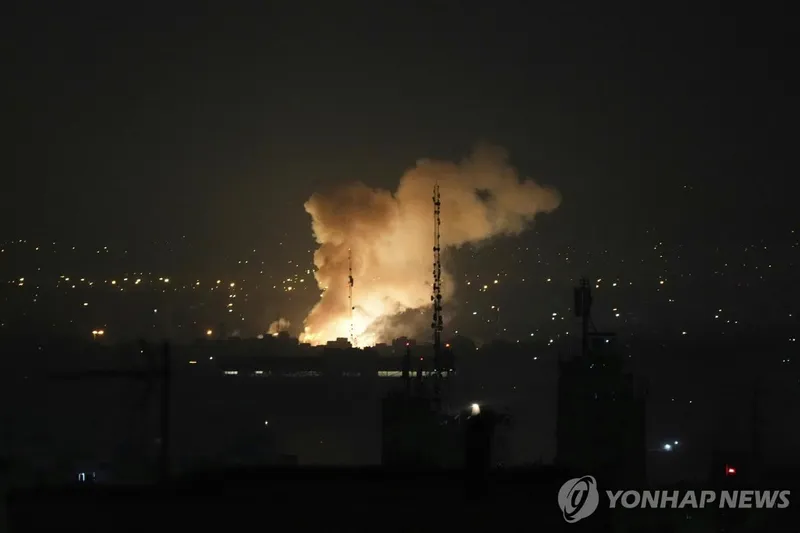 이란 테헤란에서 발생한 폭발로 인해 화염과 연기가 솟아오르고 있다 / 연합뉴스