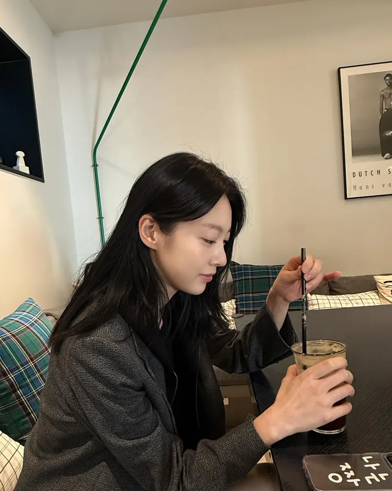 “느린 오후의 고요함”…공승연, 담담한 눈빛→카페 감성 한가득 / 배우 공승연 인스타그램