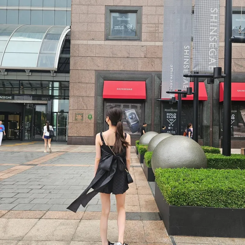 “등 뒤로 바람이 스친다”…현승희, 여름날 청량함→블랙 리본으로 시선 압도 / 걸그룹 오마이걸 현승희 인스타그램