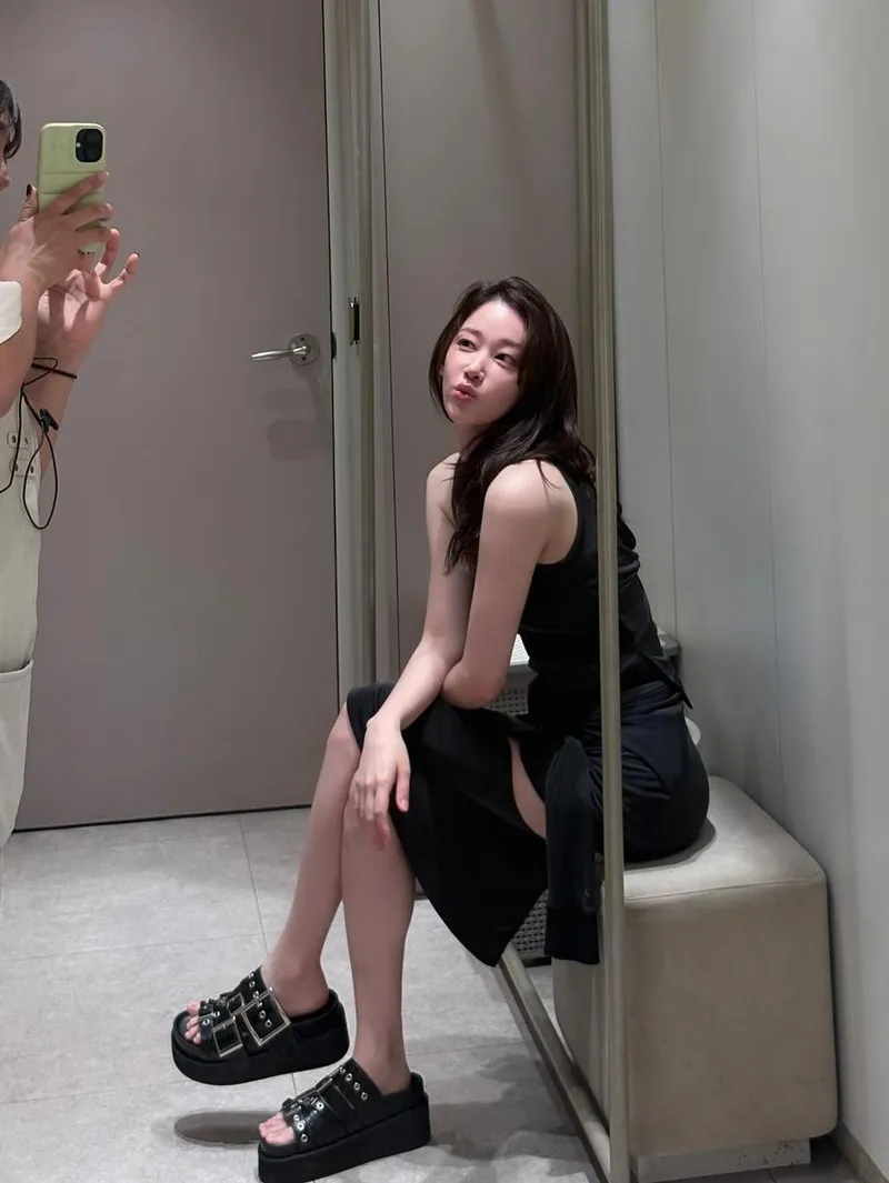 “텅 빈 시선 머문 곳”…전종서, 무심한 여름→몽환적 아우라 속 존재감 / 배우 전종서 인스타그램