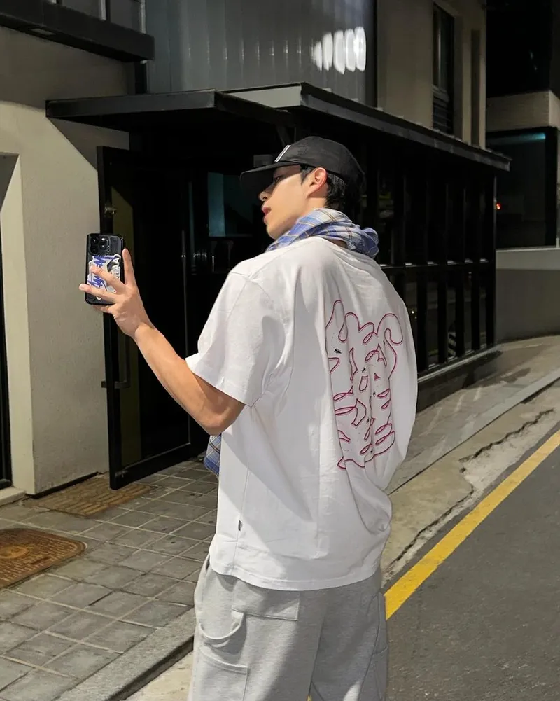 “거리에서 마주한 낯선 여운”…이찬형, 밤 산책 속 감각적 무드→여름 스트릿 감성 / 배우 이찬형 인스타그램
