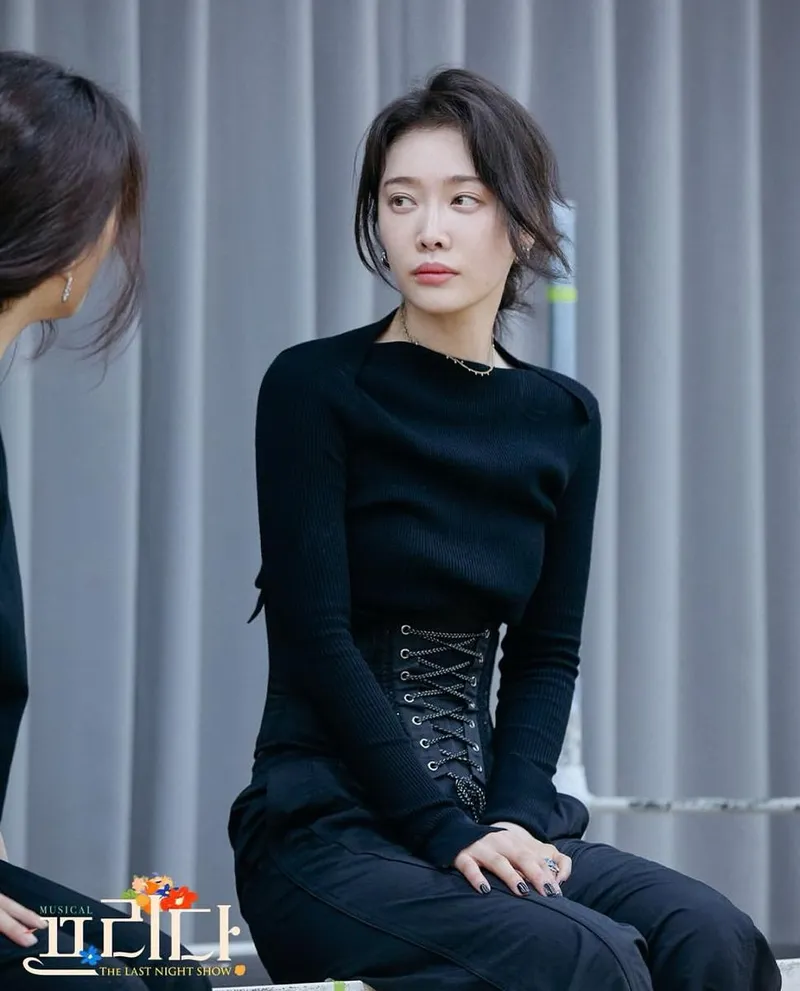 “연습실을 넘어온 밤”…김히어라, 긴장 속 무대 앞→서늘한 눈빛 / 배우 김히어라 인스타그램