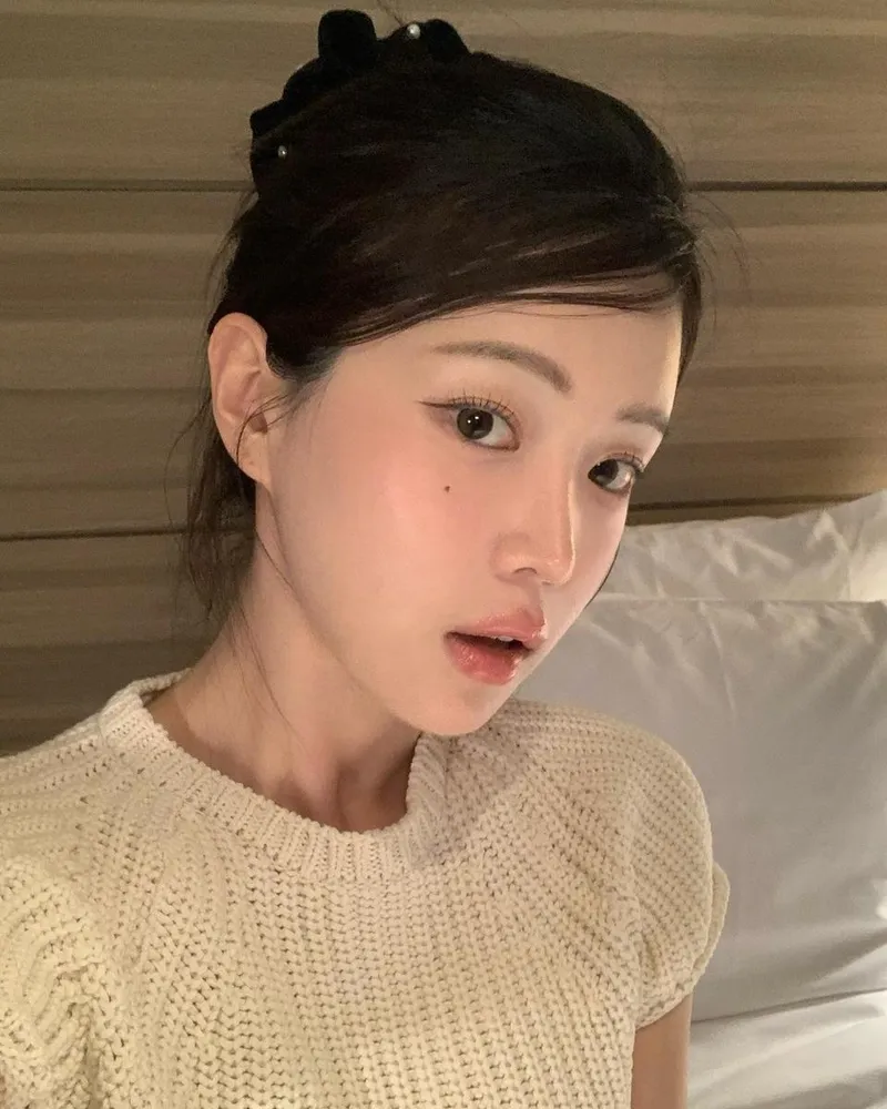 “셀피 감각 잊은 듯한 시선”…김아린, 상반된 분위기→여름밤 감성 가득 / 솔로지옥4 출연자 모델 김아린 인스타그램