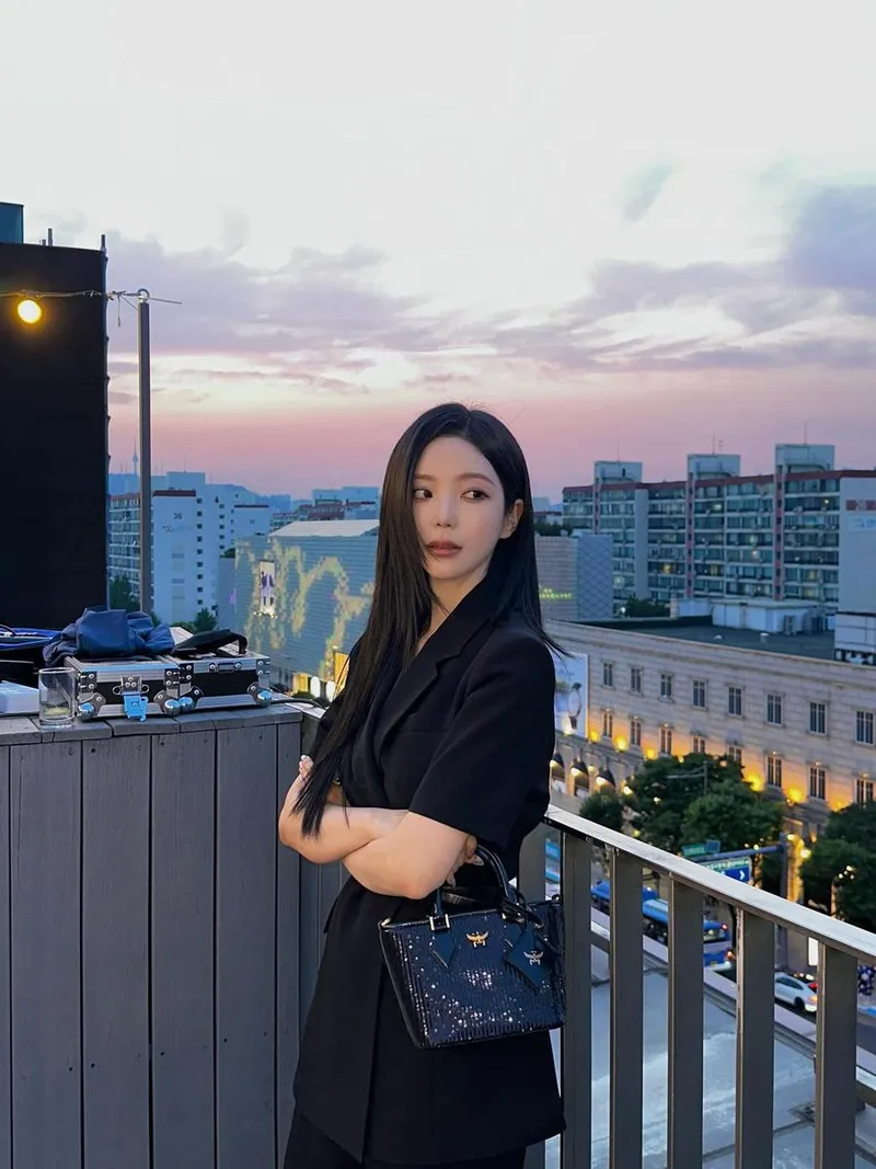 “초대해 주셔서 감사합니당”…윤하정, 노을빛 속 존재감→클래식한 시크美 절정 / 인플루언서 윤하정 인스타그램