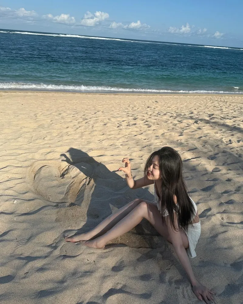 “파도 위 오후처럼”…김민주, 햇살 가득한 해변→여름 설렘 가득 / 걸그룹 아이즈원 김민주 인스타그램