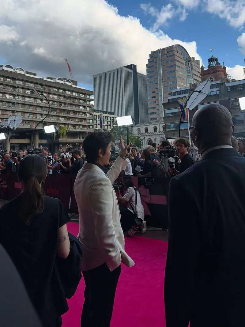 “in LONDON”…이병헌, 런던 무대 위 존재감→시선 압도 / 배우 이병헌 인스타그램