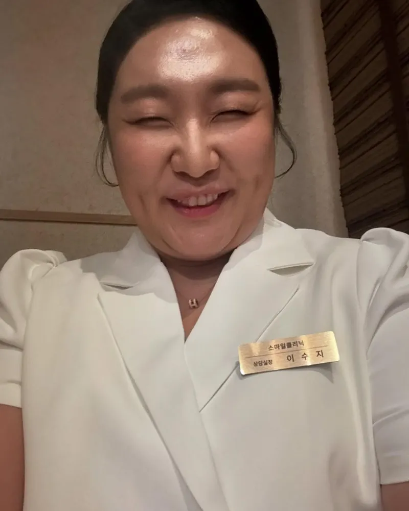 “스마일처럼 번진 웃음”…이수지, 환대의 순간→설렘 가득 미소 / 코미디언 이수지 인스타그램