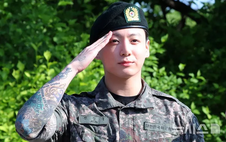 “전역 이틀 만의 재회”…방탄소년단(BTS) 정국·제이홉, 무대 속 뜨거운 포옹→팬들 환호