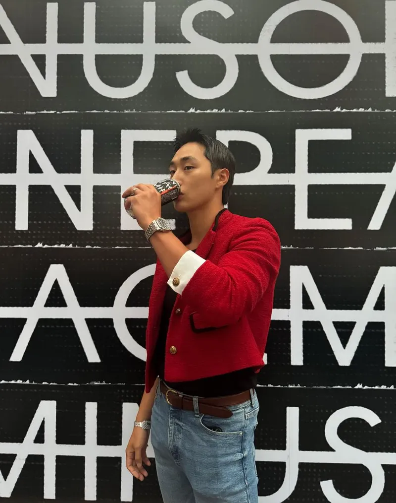 “분위기마저 마신다”…김우주, 강렬한 레드→도심 속 압도적 포스 / 모델 김우주 인스타그램