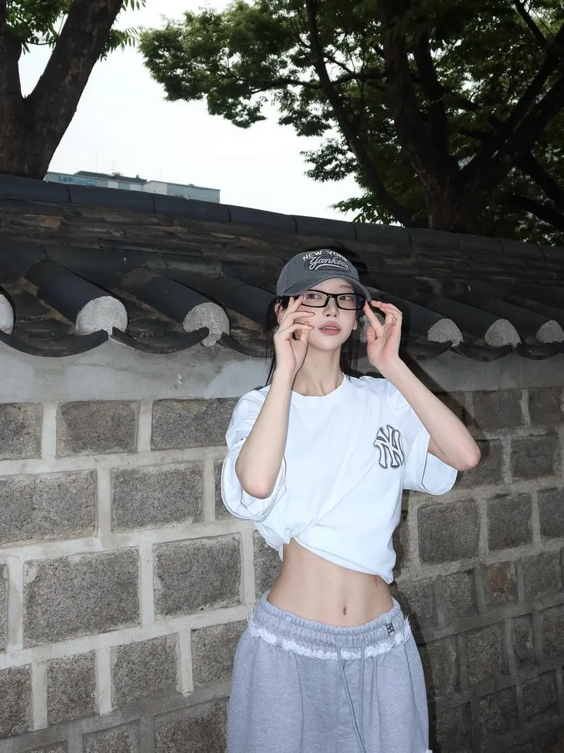 “낯선 골목에서 빛이 스며든다”…임윤서, 여름 밤의 자유→스트릿 감성 / 모델 임윤서 인스타그램