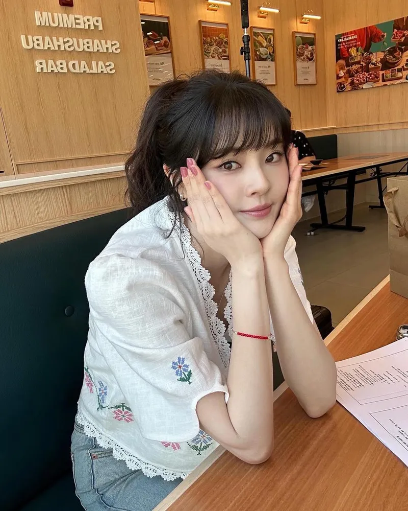 “하얀 꽃 자수에 물든 순간”…이선빈, 설렘 가득 여름→사랑스러운 변신 / 배우 이선빈 인스타그램
