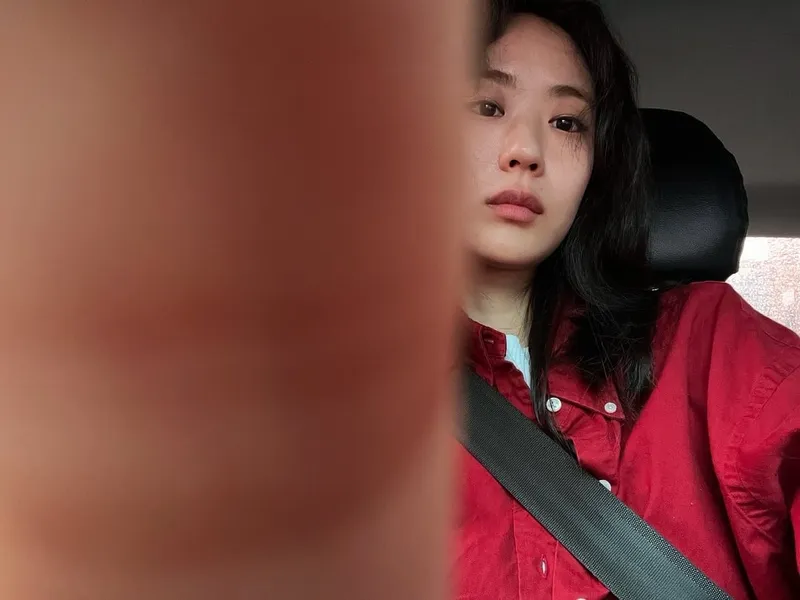 “말없는 응시”…이이담, 마음을 두드린 고요→붉은 셔츠의 저녁 산책 / 배우 이이담 인스타그램