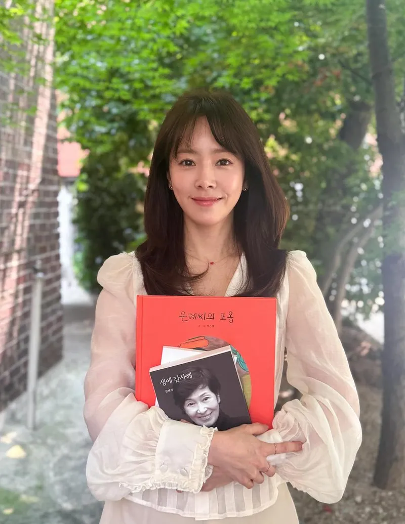 “수다의 온기를 품었죠”…한지민, 초여름 오후→책을 안은 따스한 미소 / 배우 한지민 인스타그램