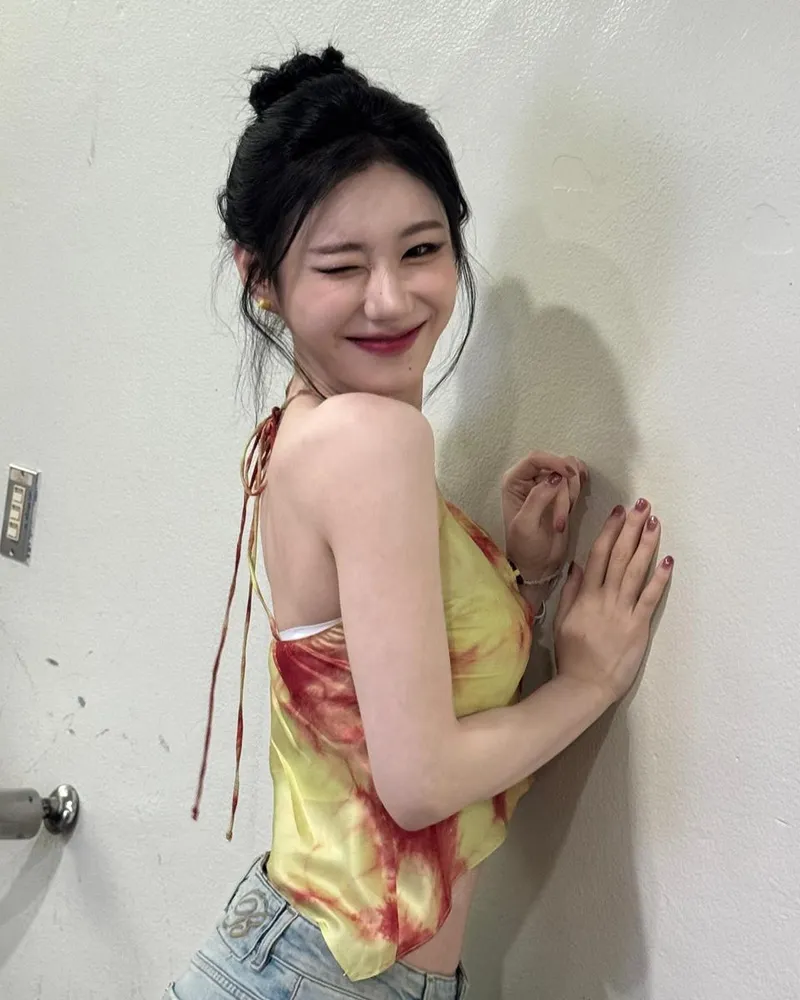 “muah”…채령, 여름밤 윙크로 설렘→트로피컬 미소 완성 / 걸그룹 있지 채령 인스타그램