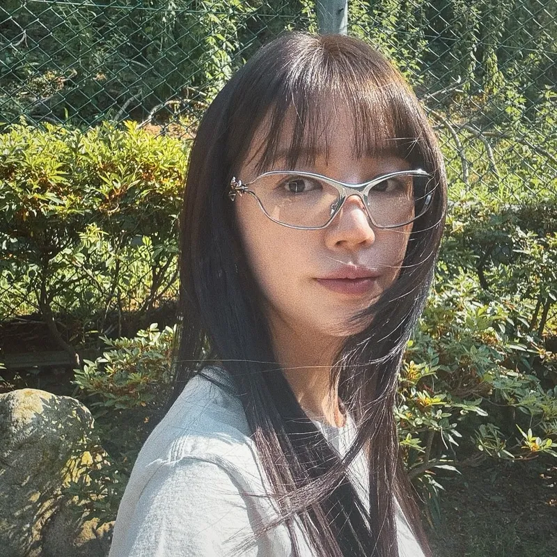 “빛에 기대어, 조용한 순간”…윤은혜, 여름 햇살 아래→청초한 자화상 / 걸그룹 베이비복스, 배우 윤은혜 인스타그램