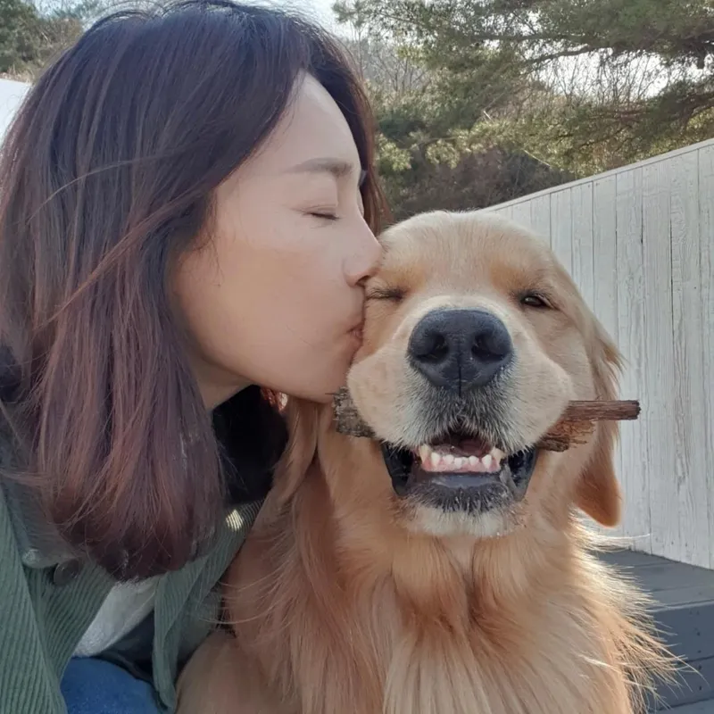 “넌 나의 보물이고 사랑이야”…문정희, 포근한 키스→반려견과 한여름 저녁 / 배우 문정희 인스타그램