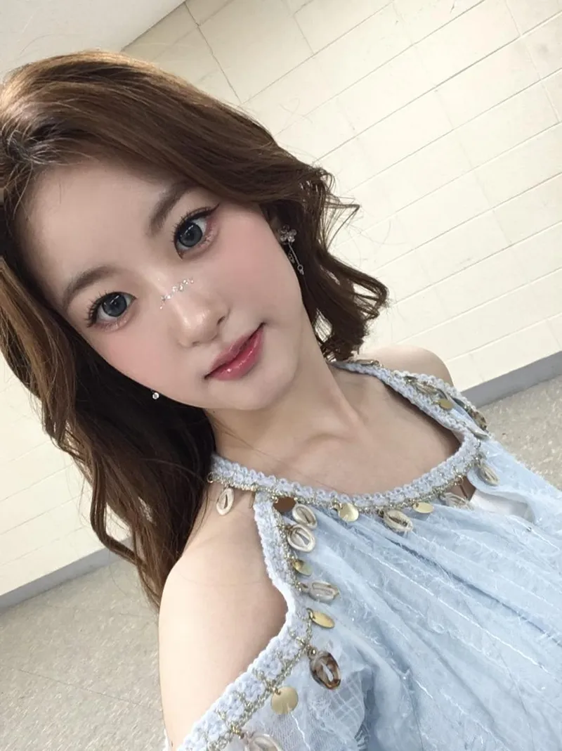 “순수한 맑음이 스며든 밤”…오유진, 청초한 미소→몽환적 셀카 빛나 / 가수 오유진 인스타그램