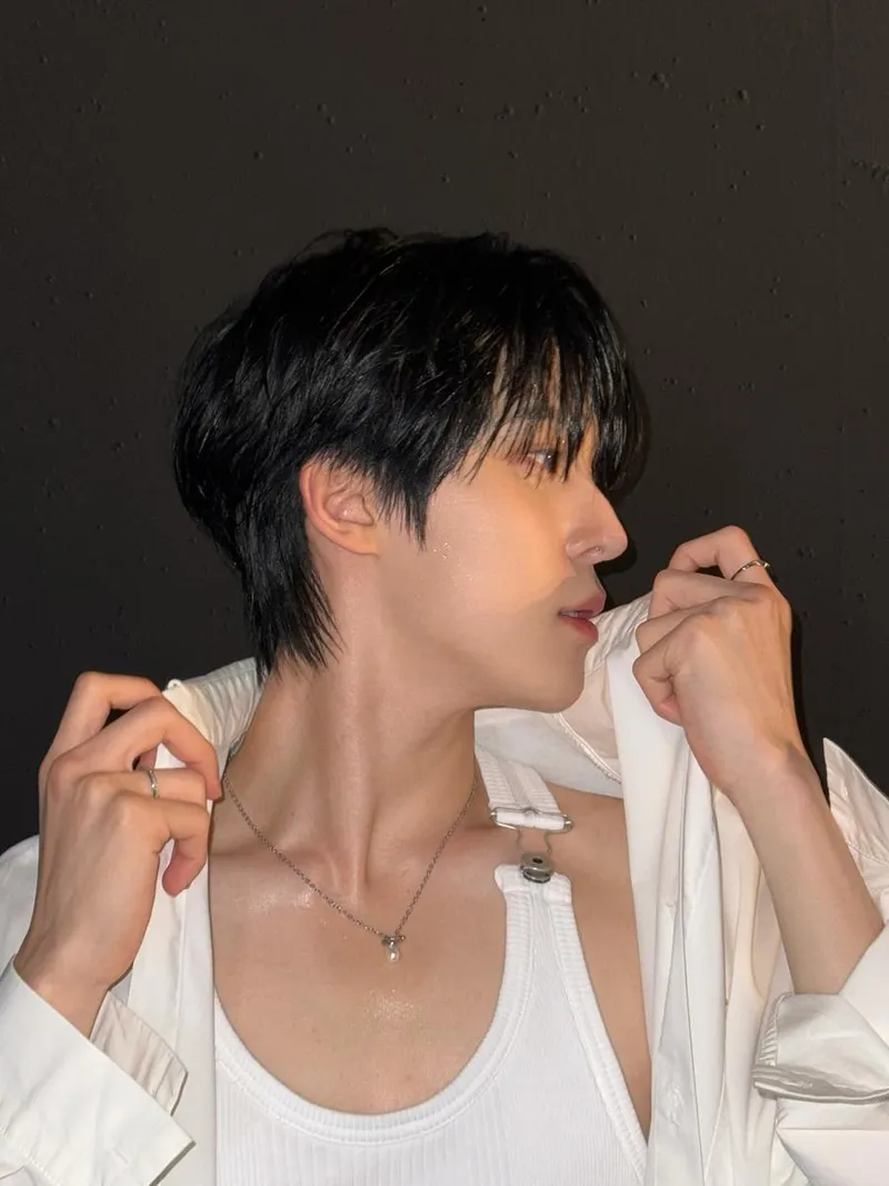 “촉촉한 빛이 흐르는 밤”…윤호, 여름 감각→강렬 실루엣 드러내다 / 그룹 에이티즈 윤호 인스타그램
