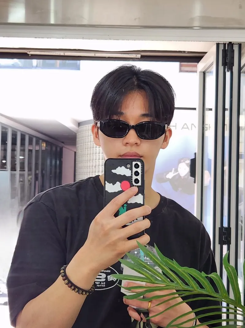 “거울 너머 새로운 여름”…옥진욱, 선글라스로 물든 오후→도심 감성 셀카 / 가수, 배우 옥진욱 인스타그램