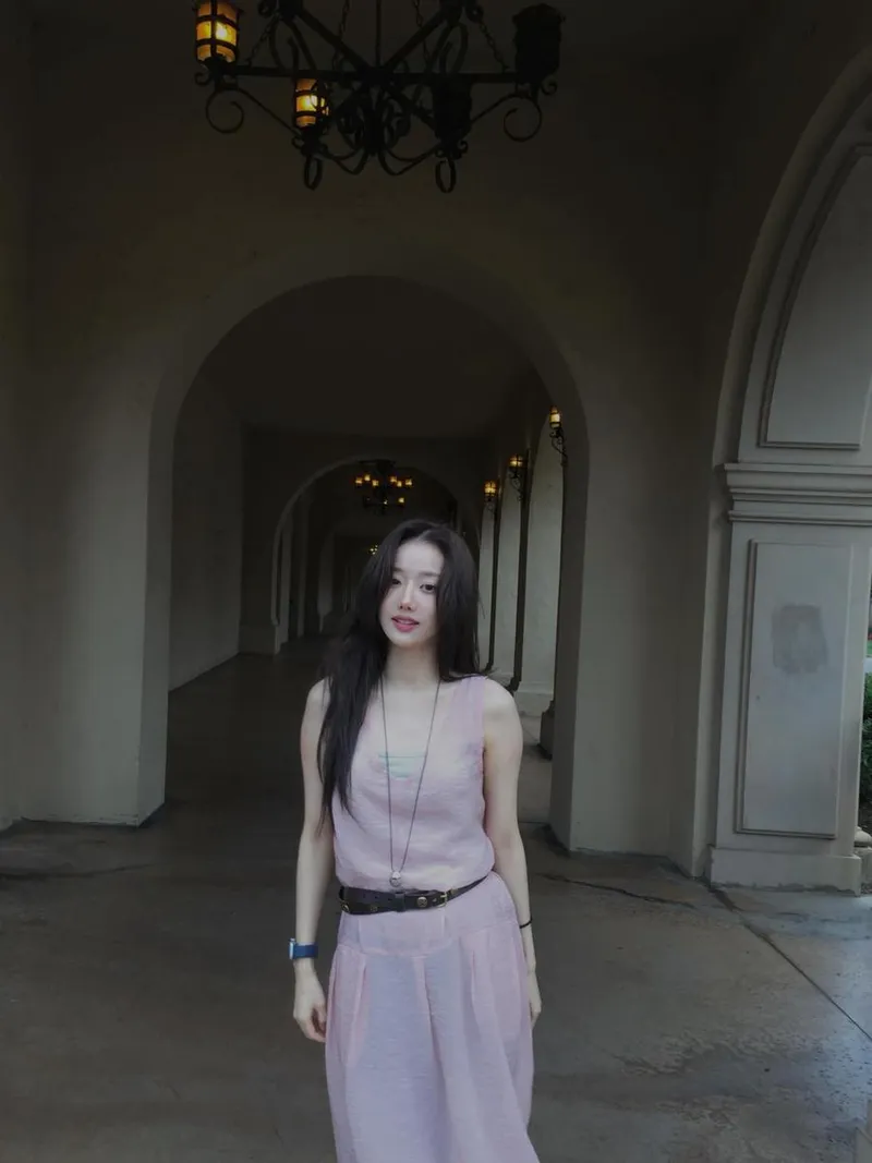 “알레르기는 생겼지만, 행복해졌어”…이나은, 여름 오후 빛 아래→맑은 미소로 전율 / 배우 이나은 인스타그램