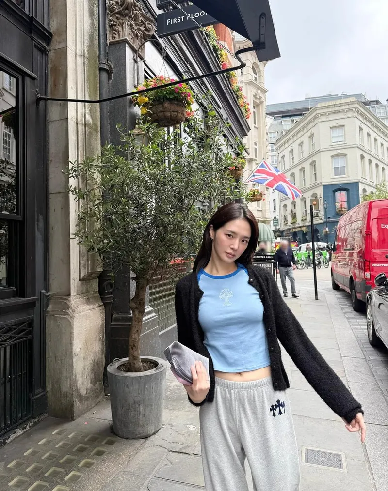 “여유에 스민 낮의 서정”…박규영, 도심 산책→청량한 일상 포착 / 배우 박규영 인스타그램