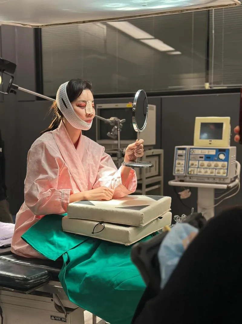 “부모님 나를 낳아주시고, 분장팀 나를 만드셨네”…김규리, 이질적 분장미→강렬한 몰입의 순간 / 배우 김규리 인스타그램