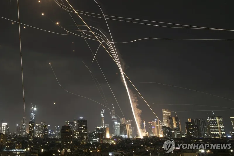 텔아비브 상공에서 아이언돔 방공망이 이란 미사일을 요격하고 있다 / 연합뉴스