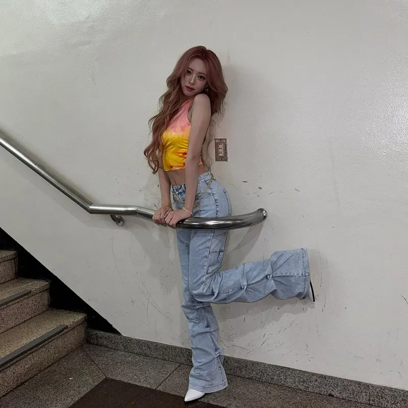 “쇼콜라은행장”…유나, 장난기 머금은 포즈→계단 아래 반전 미소 / 걸그룹 있지 유나 인스타그램