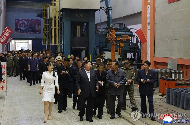 김정은 북한 국무위원장이 중요군수공업기업소를 시찰하며 상반기 포탄 생산 실태를 점검하고 있다 / 연합뉴스