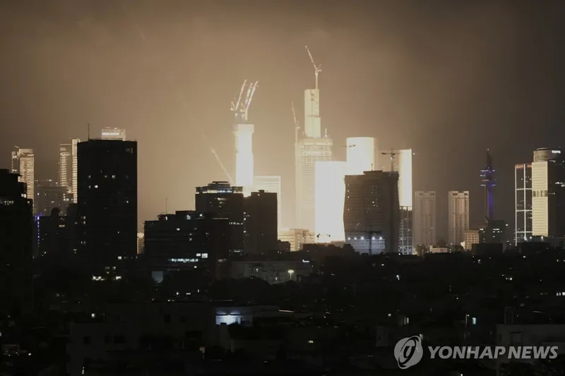 (텔아비브 AP=연합뉴스) 이란이 발사한 미사일이 14일(현지시간) 텔아비브에서 폭발하면서 발생한 섬광 2025.6.14