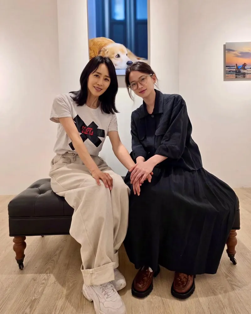 “따뜻한 마음에 머물다”…문정희, 여유 가득한 오후→벗과의 소중한 시간 / 배우 문정희 인스타그램