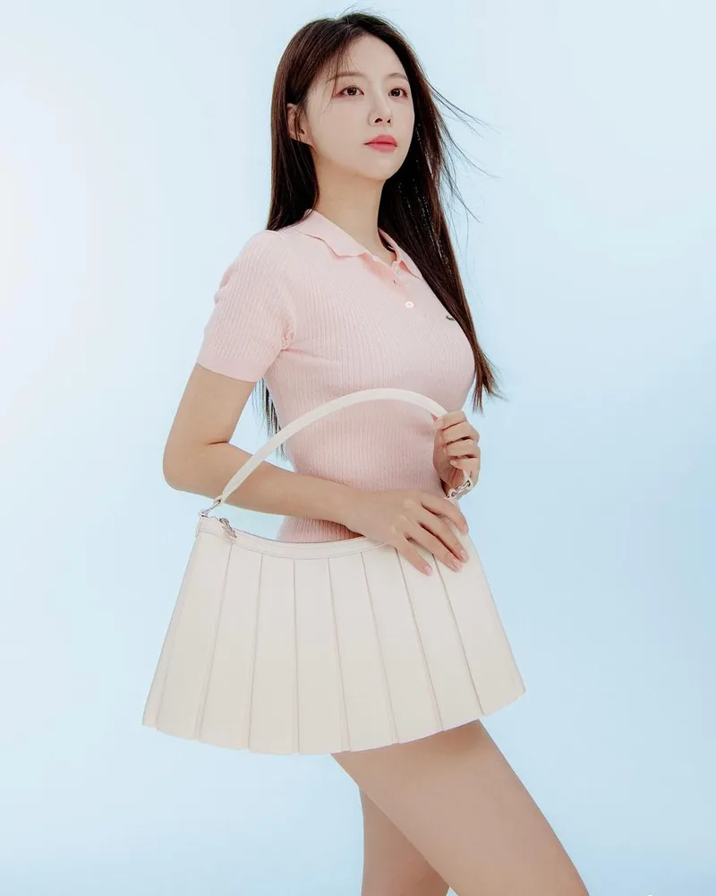 “테니스의 감각적인 반전”…정유진, 여름 햇살 아래→플리츠 백으로 시선 압도 / 솔로지옥4 출연자 모델 정유진 인스타그램