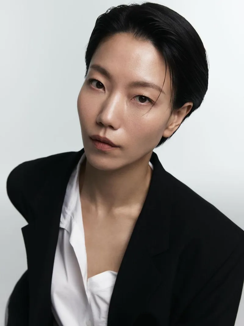 “차분함 속 담긴 깊은 시선”…김신록, 오늘의 정적→강렬한 잔상 / 배우 김신록 인스타그램