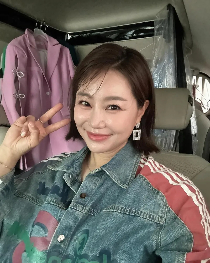 “이 사진 좀 맘에 들어서리”…김양, 밝은 미소로 여름 무드→청량 셀카 한 컷 / 가수 김양 인스타그램
