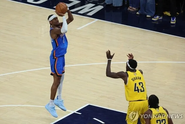 “극장 3점포 작렬”…길저스, NBA 챔프 4차전 대역전→OKC 2승 2패 균형