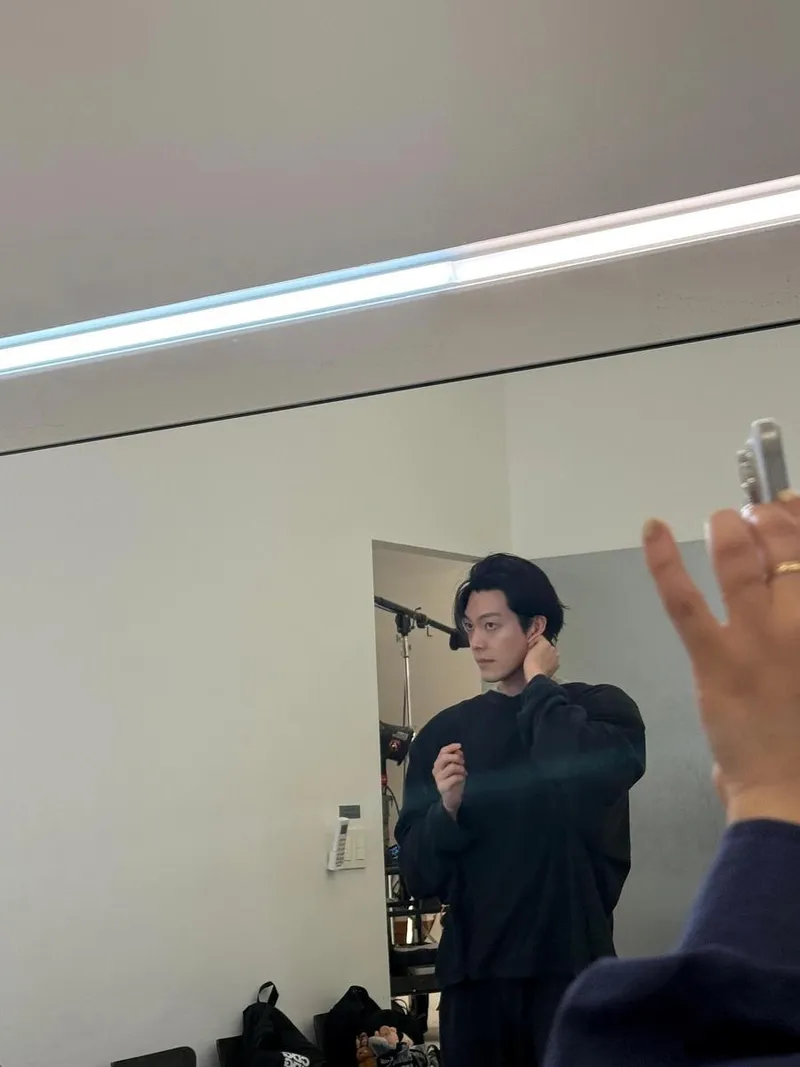 “지난주 수요일 18:30”…김우빈, 거울 앞 고요한 시선→여운 남긴 흑백 존재감 / 배우 김우빈 인스타그램