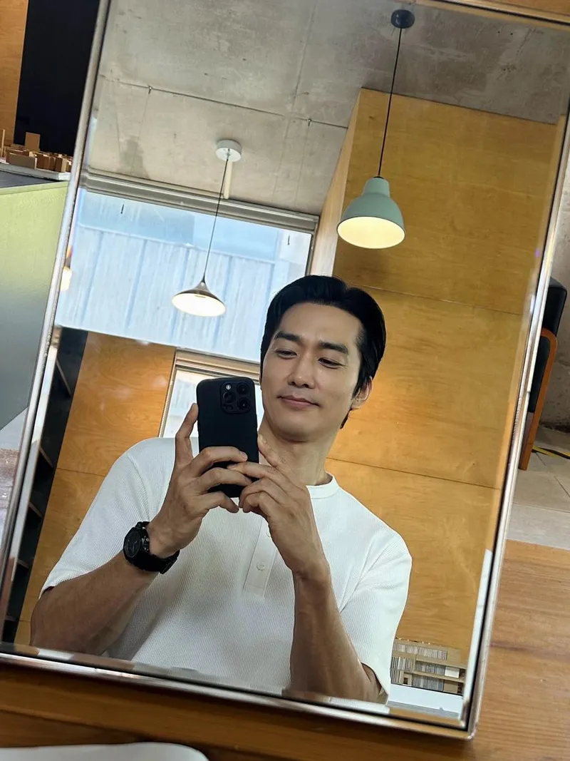 “여름 햇살 속 고요한 미소”…송승헌, 차분한 일상→여유 감각 확산 / 배우 송승헌 인스타그램
