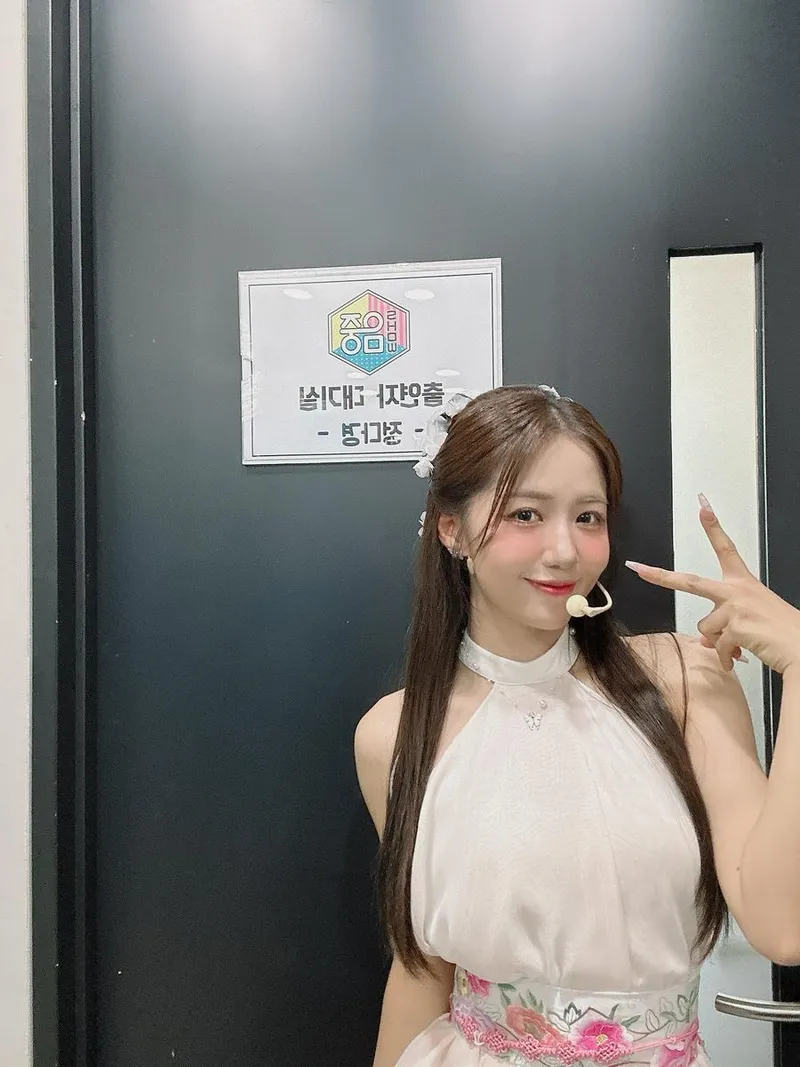 “첫 무대의 설렘 담아”…정다경, 순수한 긴장→청초한 무대 인증 / 가수 정다경 인스타그램