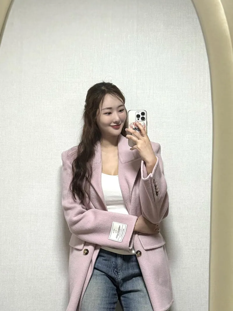 “겨울코트 여름에 사야 저렴”…손지영, 달콤한 변화→핑크빛 셀카로 일상 기록 / 커플팰리스2 출연자 배우 손지영 인스타그램
