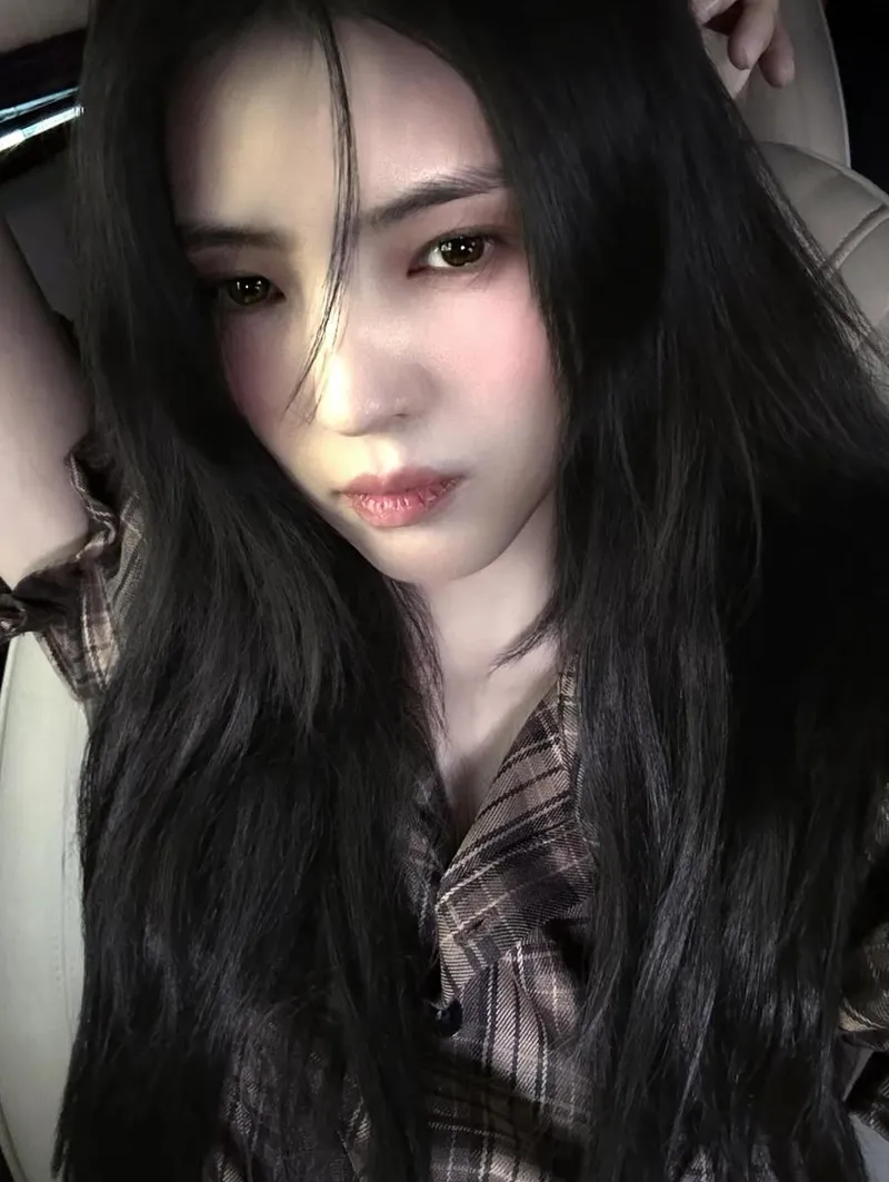 “창밖 햇살에 잠긴 시선”…한소희, 고요한 여름 오후→묘한 잔상 / 배우 한소희 인스타그램