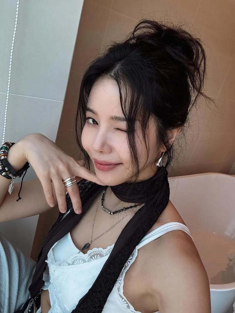“창문 너머 빛처럼”…솔라, 여름의 자유→윙크로 완성한 설렘 / 걸그룹 마마무 솔라 인스타그램
