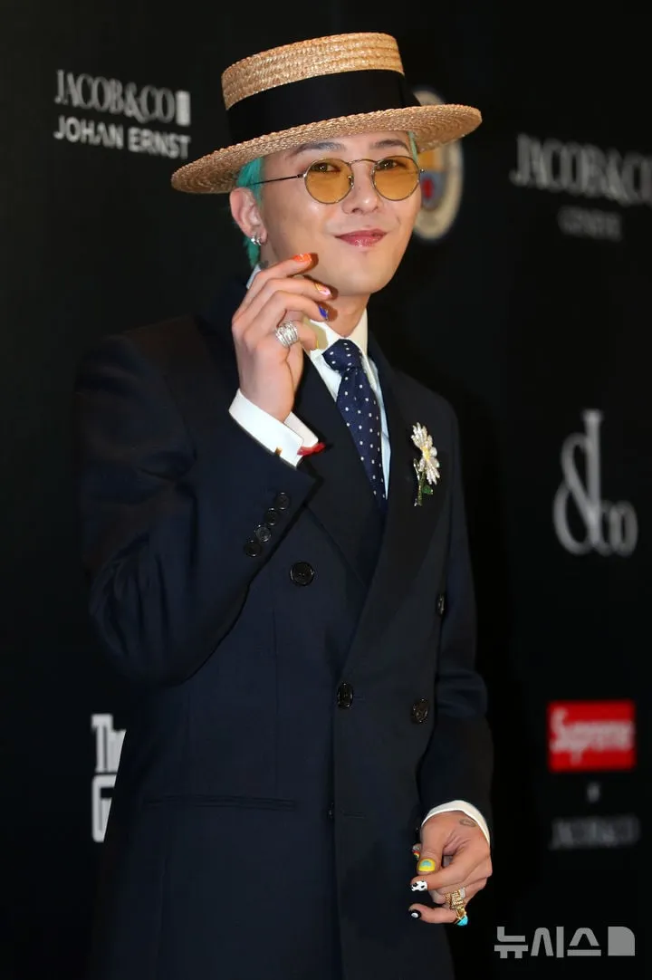 “8억8000만원 통 큰 선행”…지드래곤, 기부 현장 40분 지각→해명 속 복잡한 표정