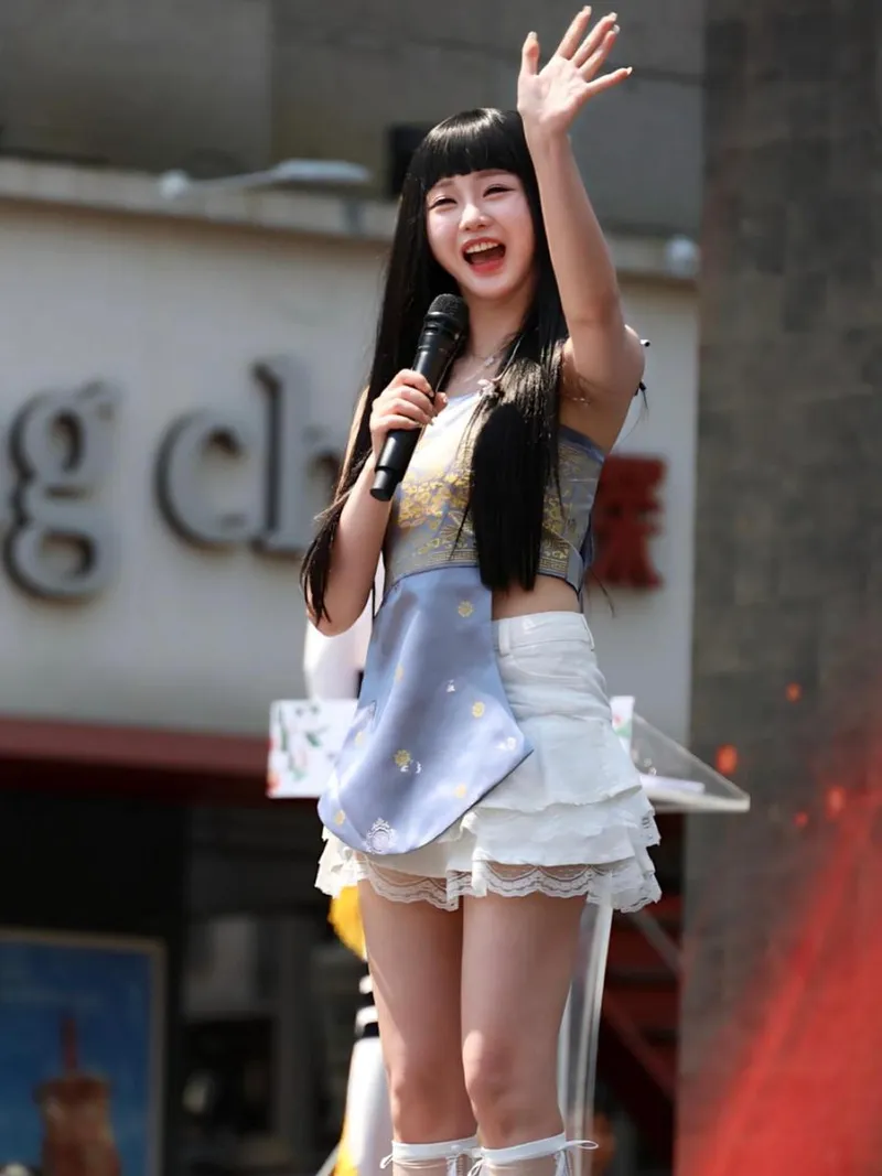 “사진 감사합니다”…홍지윤, 여름 햇살 속 무대→미소로 물들다 / 가수 홍지윤 인스타그램